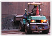 ショベルカー、ダンプカーを使用して、落鉱や粉塵を回収、清掃する作業。